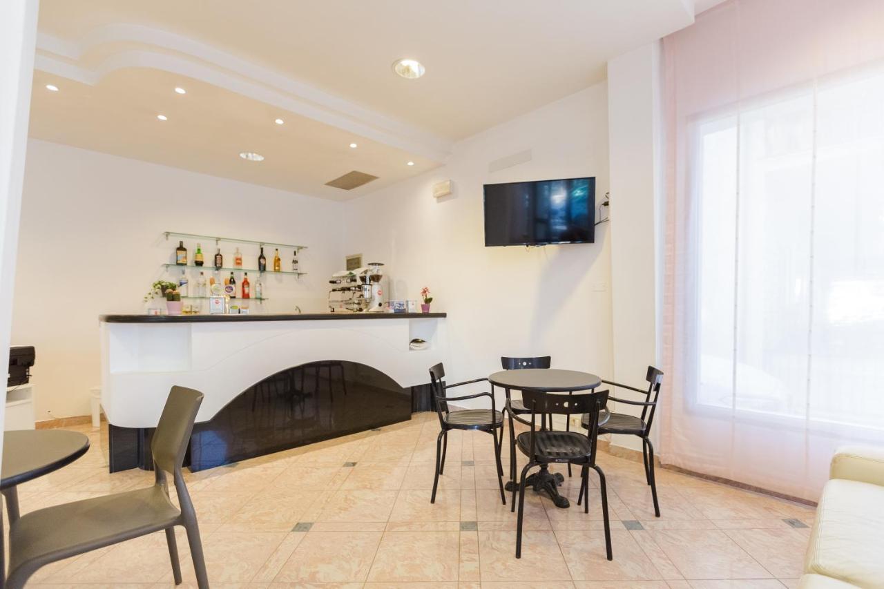 Hotel Altamarea Misano Adriatico Esterno foto