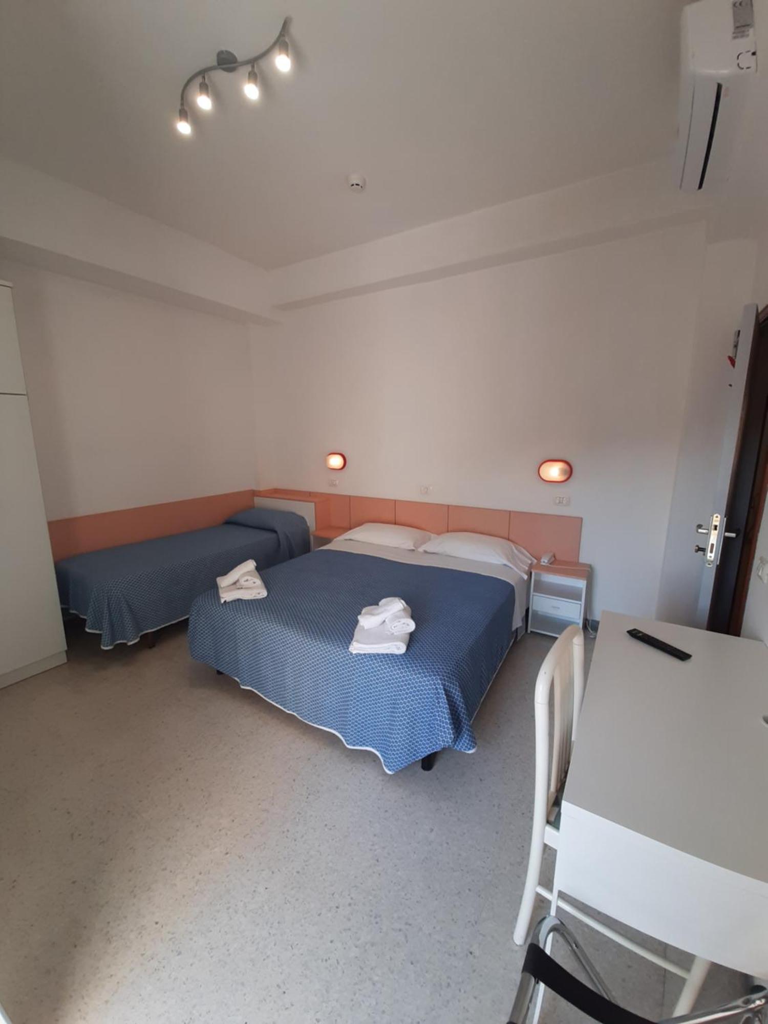 Hotel Altamarea Misano Adriatico Esterno foto