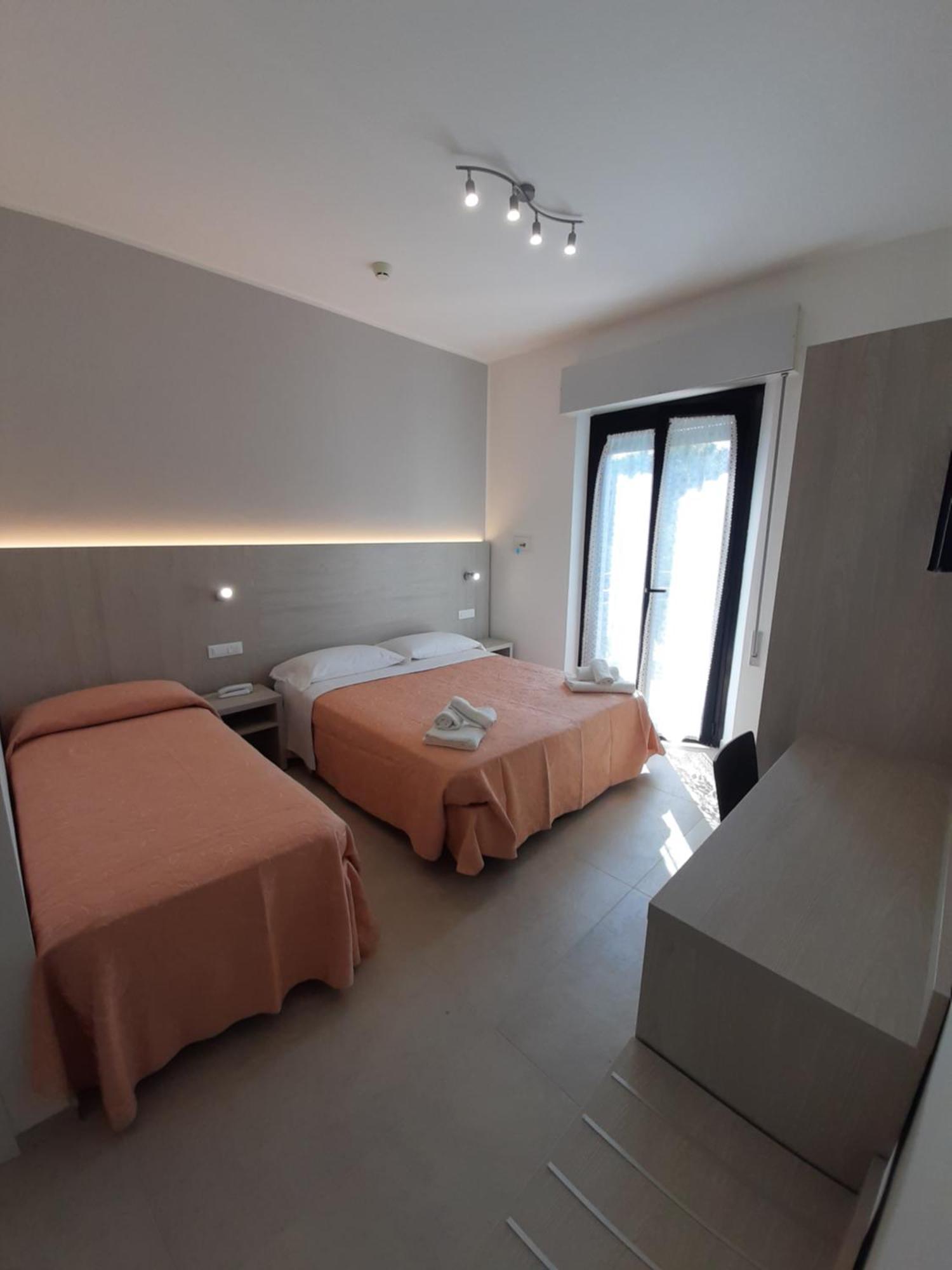 Hotel Altamarea Misano Adriatico Esterno foto
