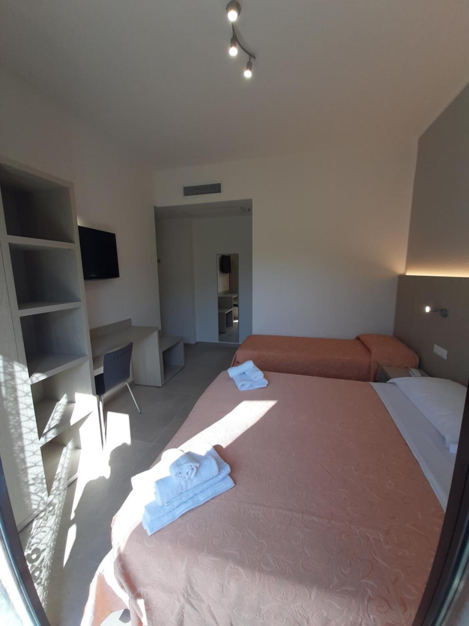 Hotel Altamarea Misano Adriatico Esterno foto