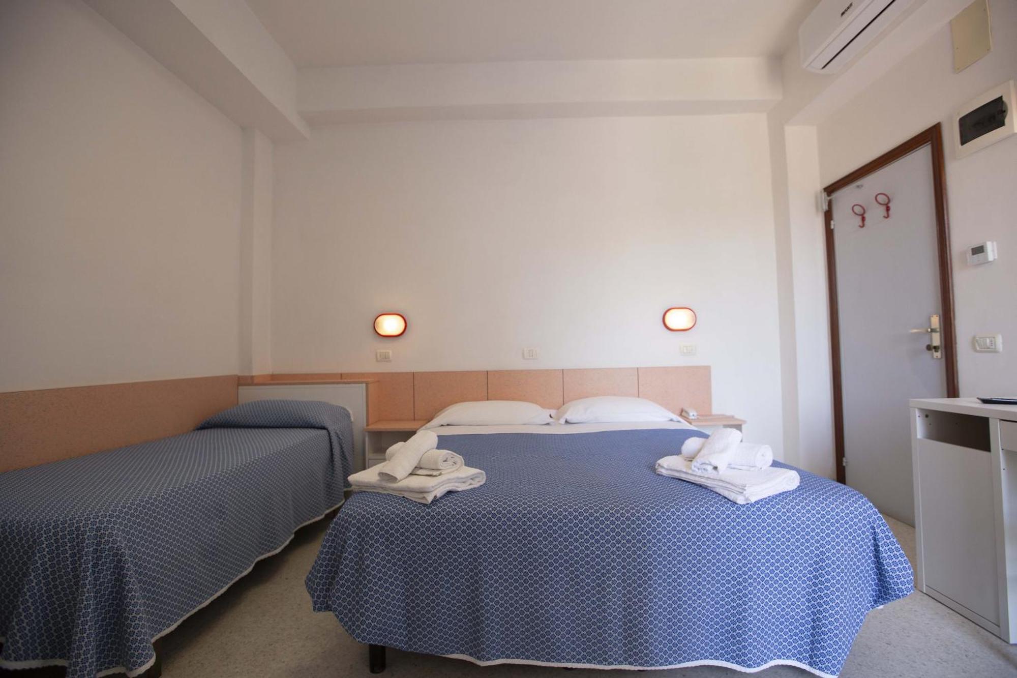 Hotel Altamarea Misano Adriatico Esterno foto